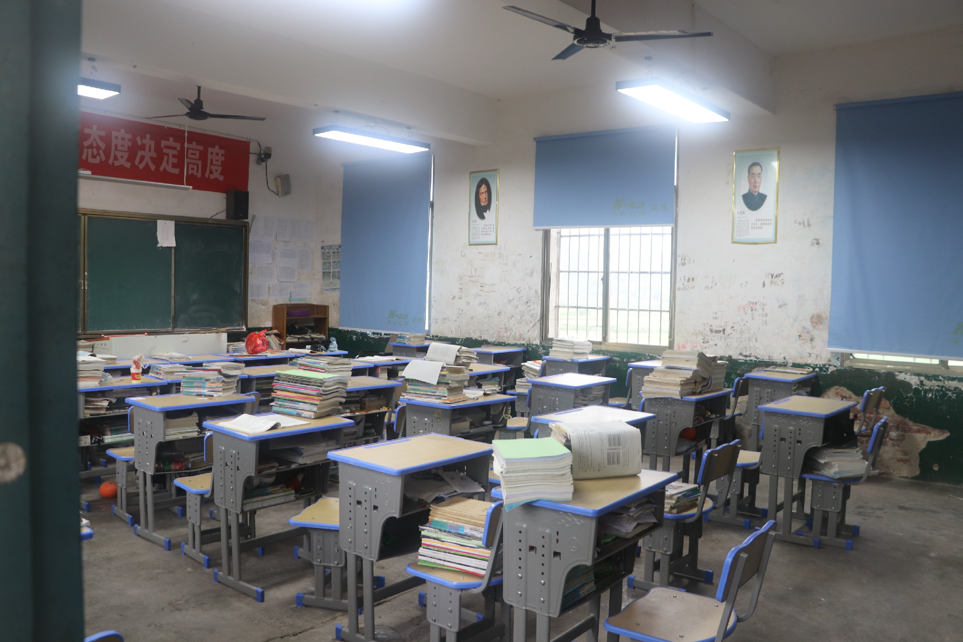 助学亮灯照明多媒体教室.png